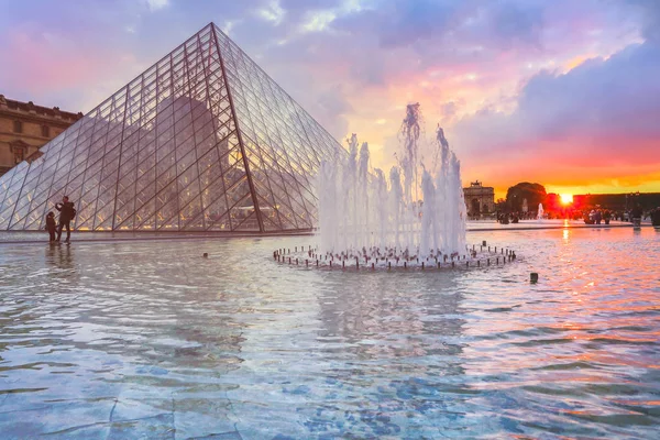 Paris Aralık 2018 Louvre Müzesi Kışın Alacakaranlık Paris Popüler Landmark — Stok fotoğraf