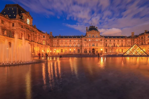 Paris Aralık 2018 Louvre Müzesi Kışın Alacakaranlık Paris Popüler Landmark — Stok fotoğraf