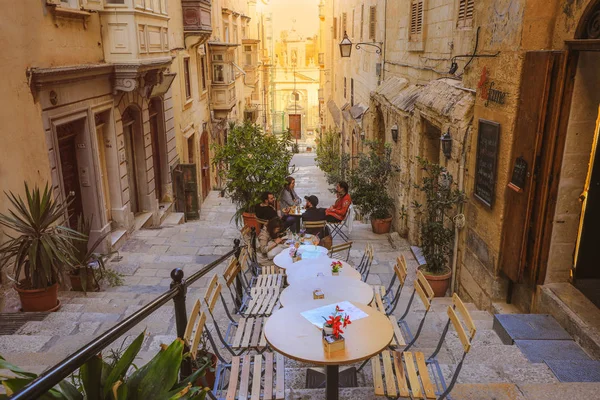 Valletta Malta April 2018 Tiny Cafes Tables Stairs Narrow Street — Stock Photo, Image