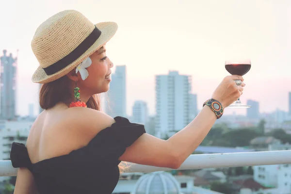 Atraente Jovem Asiático Mulher Beber Vinho Tinto Terraço Estilo Vintage — Fotografia de Stock