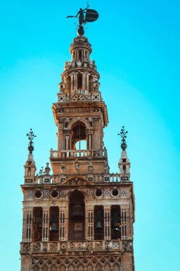 Çan Kulesi ile mavi gökyüzü, ünlü turistlerin cazibe Sevilla Katedrali, İspanya Giralda görünümünü