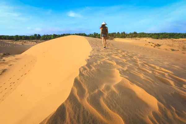 Back Side Woman Walking Red Sand Dune Mui Vietnam — Stock Photo, Image