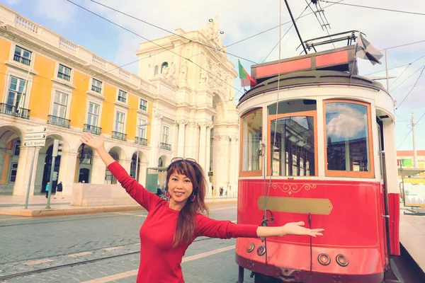 Joven Turista Asiático Pie Frente Tranvía Tradicional Lisboa Portugal — Foto de Stock