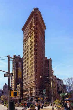 New York, Abd - 15 Nisan 2016 : New York'taki Tarihi Flatiron Binası. Manhattan'ın Beşinci Ave bölgesinde yer alan bu ikonik üçgen bina 1902 yılında tamamlandı.