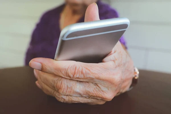 Manos Una Anciana Sosteniendo Teléfono Móvil — Foto de Stock