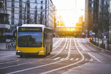 Berlin Almanya şehrinden geçen sarı toplu taşıma otobüsü