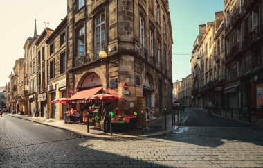 Bordeaux, Fransa - 5 Aralık 2015: Saint Michael Meydanı, Bordeaux Pazar Sabah Pazarı