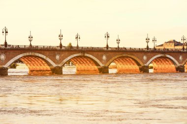 Pont de Pierre köprüsü klasik tarzda, Bordeaux, Fransa