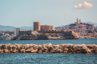 Fransa, Marsilya 'daki Notre Dame de la Garde ve Şato Manzarası