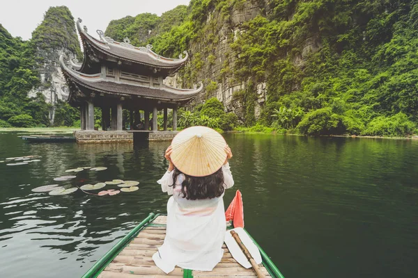 Feliz Mujer Que Viaja Barco Disfrutando Del Paisaje Provincia Ninh —  Fotos de Stock