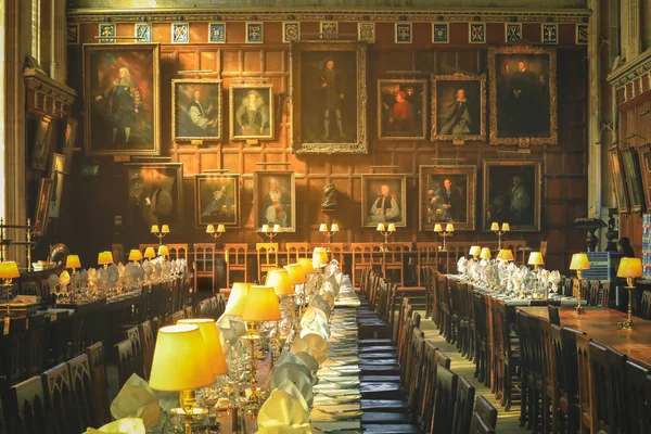 Oxford Uk - 21 Eylül 2019: Oxford Üniversitesi 'ndeki The Great Hall of Christ Church' de akşam yemeği için masa hazırlandı. Harry Potter 'ın Hogwarts okulundaki salonun prototipi olarak kullanıldı..