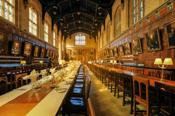 Oxford, Uk - 21 Eylül 2019: The Great Hall of Christ Kilisesi 'nde akşam yemeği için hazırlanan masa, Harry Potter' ın Hogwarts okulundaki büyük yemek salonu olarak film stüdyolarında tekrarlandı..