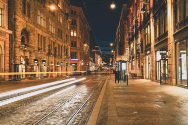 Helsinki, Finlandiya - 5 Ekim 2019: Finlandiya 'nın başkenti Helsinki' de alışveriş merkezindeki klasik binalar