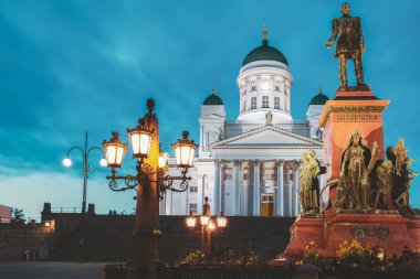 Helsinki Katedrali 'nde Alacakaranlık, Helsinki, Finlandiya. Rusya İmparatoru II. Alexander 'ın heykeli cephede.