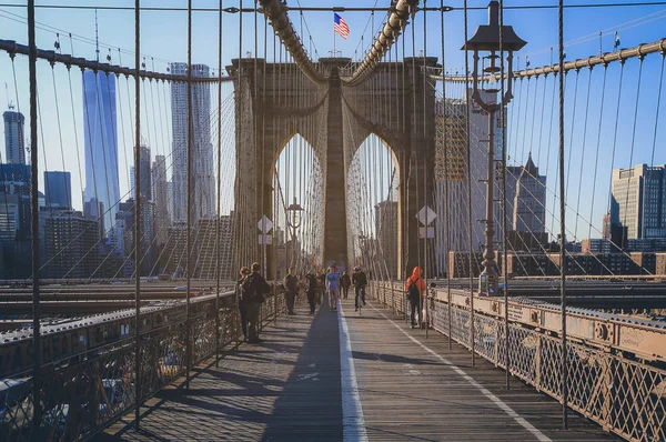 Brooklyn Nova York Abril 2016 Turistas Passarela Pedestre Brooklyn Bridge — Fotografia de Stock