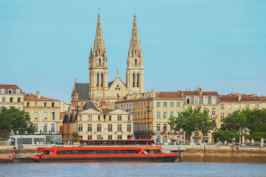 Garonne Nehri, Bordeaux, Fransa 'nın diğer yakasından Chartrons bölgesindeki Saint-Louis Kilisesi manzarası