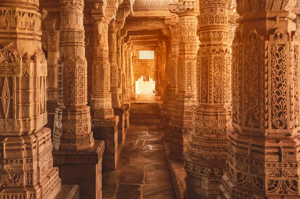 Bas Relief Oszlopok Híres Ősi Ranakpur Jain Templom Rajasthan Állam Stock Kép