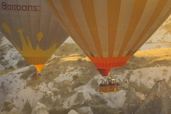 Cappadocia Turkey October 2019 Selective Focus Tourists Hot Air Balloons — Photo