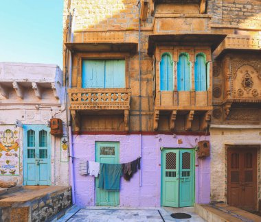 Eski haveli cephesi Jaisamer 'de tarihi Hint evleri barındırır. Jaisalmer Hindistan 'da Altın Şehir olarak bilinir.