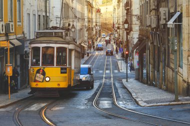 Lizbon - Portekiz, 5 Kasım 2018: Lizbon, Portekiz şehir merkezinde geleneksel bir tramvay vagonu. Şehir, başkentin tarihi bölümünde geleneksel tramvayı hizmette tutuyordu.