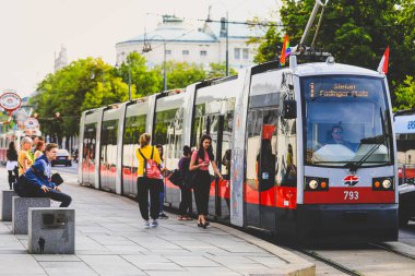 Viyana, Avusturya - 27 Mayıs 2018: Viyana şehir merkezinde eski moda tramvay bekleyen yolcular
