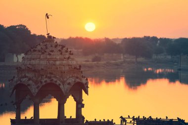 Gadisar Gölü manzarası. Huzurlu bir sabah manzarası, Jaisalmer Hindistan.