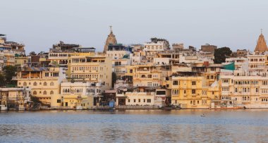 Udaipur şehrinin sabah Pichola Gölü manzarası, Rajasthan, Hindistan.