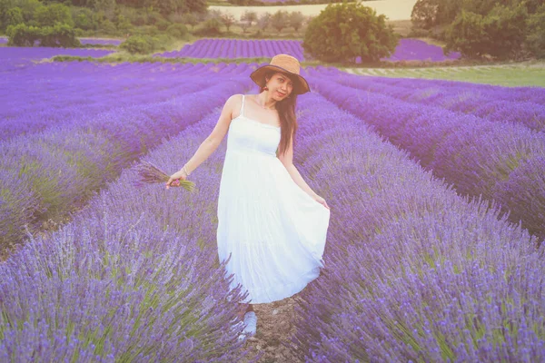 身穿白衣戴帽的亚洲女人在薰衣草地里散步 — 图库照片