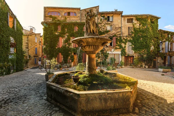 Fuente Plaza Del Pueblo Saignon Uno Los Bellos Pueblos Francia Fotos De Stock Sin Royalties Gratis