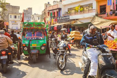 Jaisalmer, Hindistan - 19 Ocak 2020: Geleneksel Hint sokak pazarı ve Tuk taksisi Jaisalmer Rajasthan, Hindistan