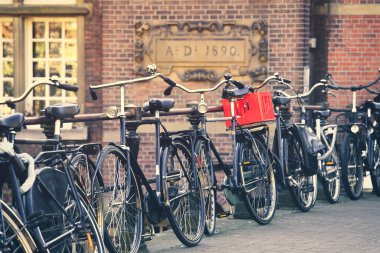 Amsterdam, Hollanda 'da Kanal' da park edilmiş geleneksel Flaman bisikletine odaklan