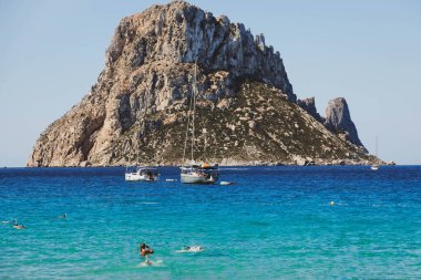 Deniz yatları ve Es Vedra dağı olan Cala Hort plajı. İbiza, Balear Adaları, İspanya