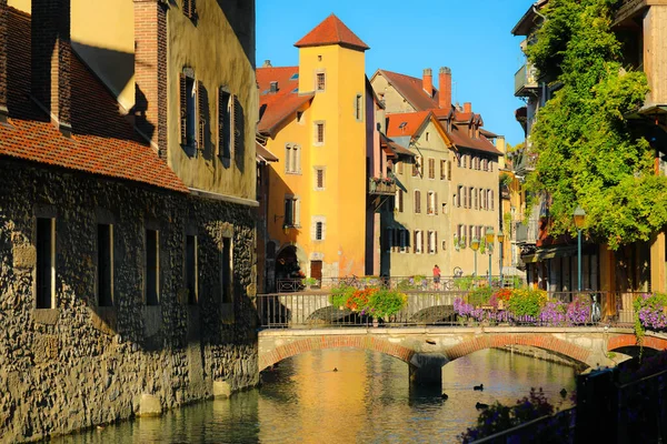 Coloridas Casas Medievales Reflejadas Agua Del Canal Annecy Francia Imágenes De Stock Sin Royalties Gratis