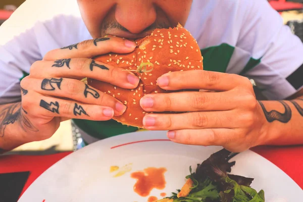 Close Mãos Jovem Segurando Mordendo Humburger Restaurante Fastfood — Fotografia de Stock