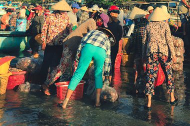 Mui ne Vietnam 22 Ocak 2019: Vietnamlı satıcı Mui ne, Vietnam balıkçı köyünde bir sürü balıkçı formu satın
