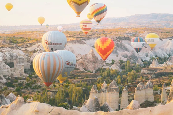 Cappadoce Turquie Octobre 2019 Des Montgolfières Colorées Survolant Vallée Cappadoce — Photo