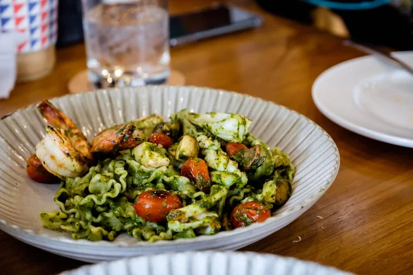 Pasta Reginette Lezat Dengan Makanan Laut Dan Saus Pesto Pada — Stok Foto