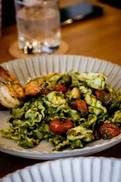 Pasta Reginette Lezat Dengan Makanan Laut Dan Saus Pesto Pada — Stok Foto