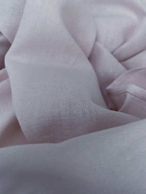 Doğal ışıkta temiz çarşafların yakın plan çekimi.