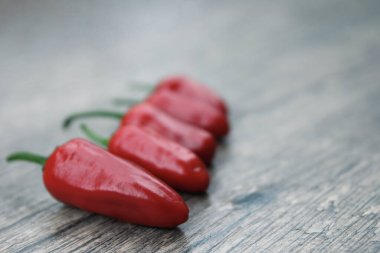 Evde yetişen kırmızı biber. Tamamen çevre dostu ve temiz bir ürün. biber doğal bulutta fotoğraflanmıştır.