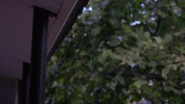 Çatıdan damlayan yağmur damlaları