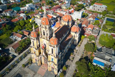 Hai Hau, Namdinh, Vietnam-27 Mayıs 2018-nüfus alanında kilisenin havadan görünümü. Bu konum güzel kiliseler ve balıkçılık bir sürü sahip ünlüdür.