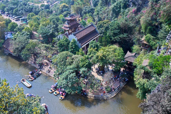 Ninhbinh Vietnam Mar 2018 Mensen Reisden Boot Rond Tempels Provincie — Stockfoto