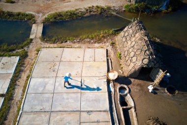 Bach Long Salt Fields, Namdinh, Vietnam - 9 Haziran 2019: Tuz tarlalarında çalışan tuz işçileri. Bu yer Kuzey Vietnam'ın en büyük tuz üretim yeri olarak kullanılan ama şimdi neredeyse terk. 