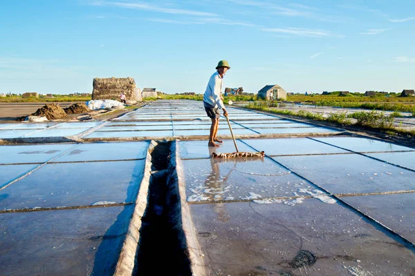 Bach Long Salt Fields Namdinh Vietnam Junio 2019 Trabajadores Sal — Foto de Stock