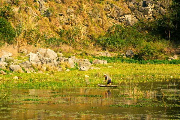 Van Long Ninh Binh Vietnam Mar 2018 Hombre Identificado Pescando —  Fotos de Stock