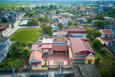 Namdinh, Vietnam - 30 Haziran 2019: Kırsal bir komündeki eski bir Katolik kilisesini havadan görmek.