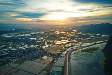 Vanlong Natural Reserve, Ninhbinh, Vietnam - 7 Temmuz 2019: Lagünler, dağlar, bol bitki örtüsü halısı ve yabani kuşları yla doğallığıyla ünlü Reserve'nin havadan görüntüsü.