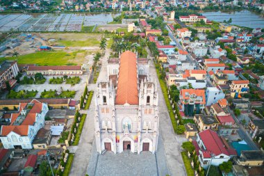 Namdinh, Vietnam - 30 Haziran 2019: Bir zamanlar Çinhindi'nin en büyük kilisesi olan Phu Nhai Katolik Kilisesi'nin havadan görünümü yüzlerce yıl önce.