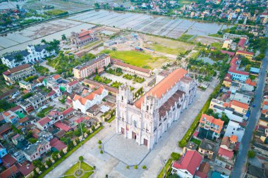 Namdinh, Vietnam - 30 Haziran 2019: Bir zamanlar Çinhindi'nin en büyük kilisesi olan Phu Nhai Katolik Kilisesi'nin havadan görünümü yüzlerce yıl önce.